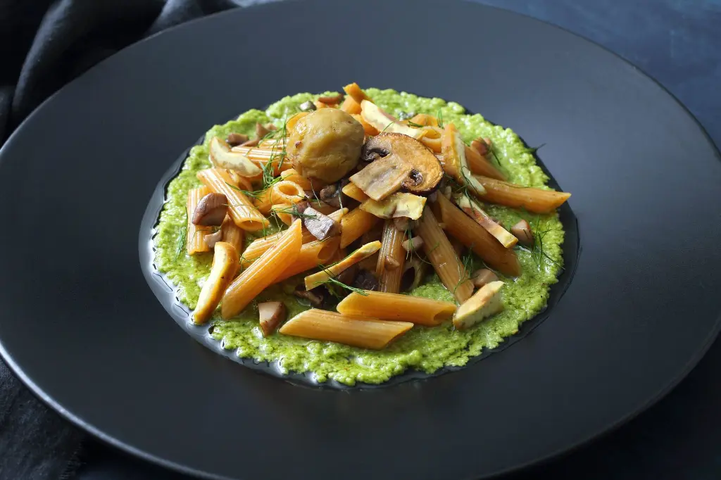 piatto-pennette-funghi-scaled.webp